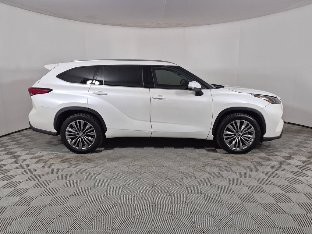 Used 2021 Toyota Highlander Platinum FWD image 2