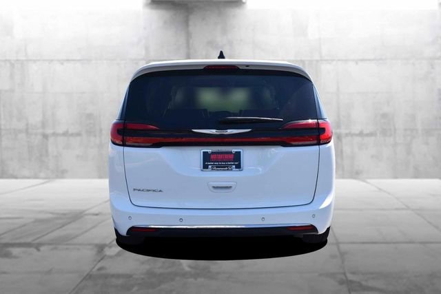 Used 2023 Chrysler Pacifica Touring-L FWD image 6