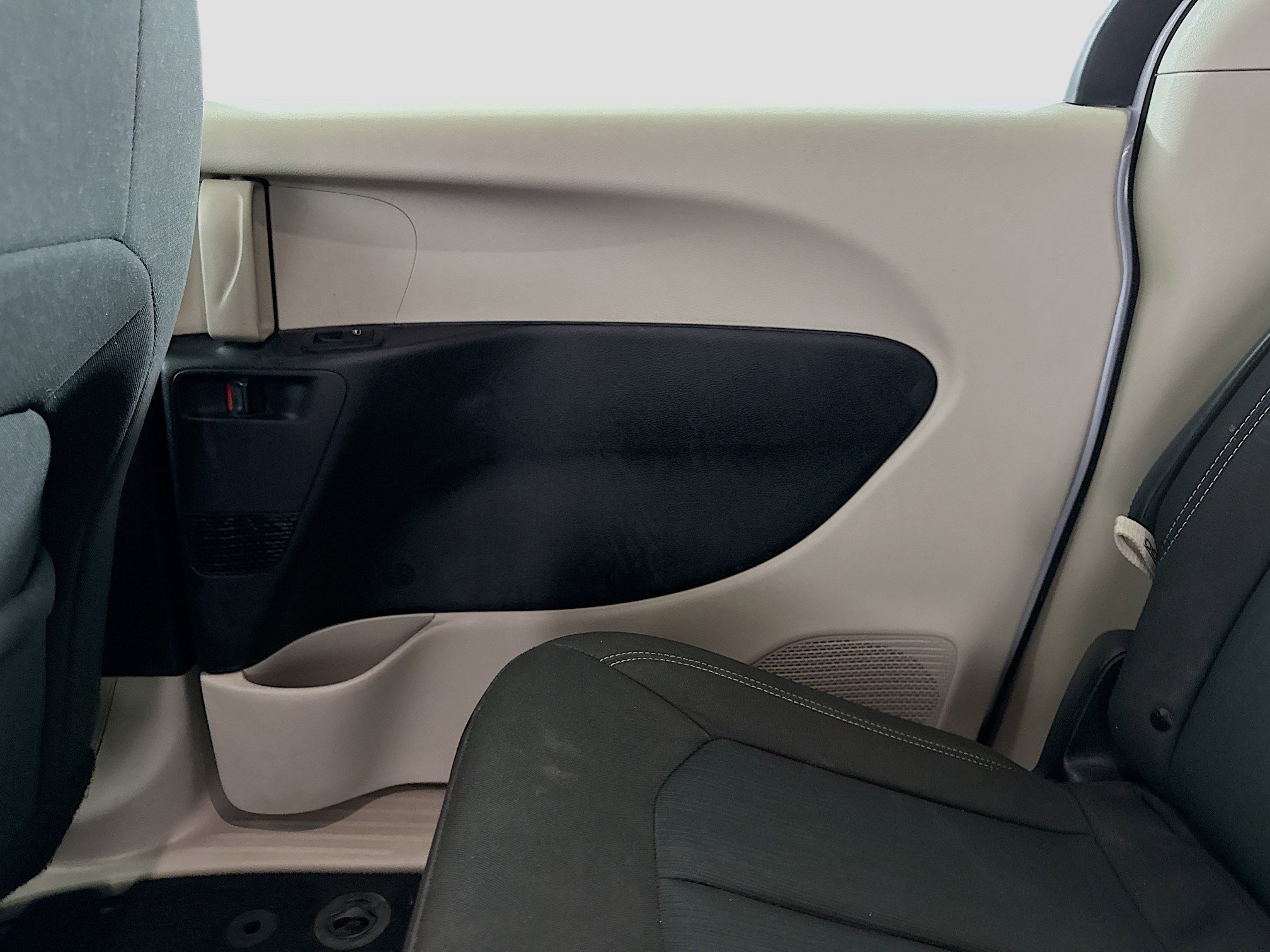 Used 2022 Chrysler Voyager LX FWD image 28