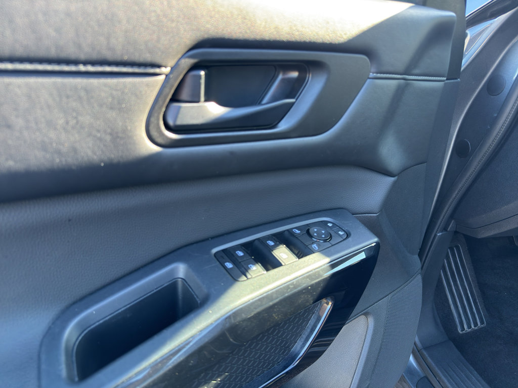 Used 2025 Nissan Pathfinder SV image 24