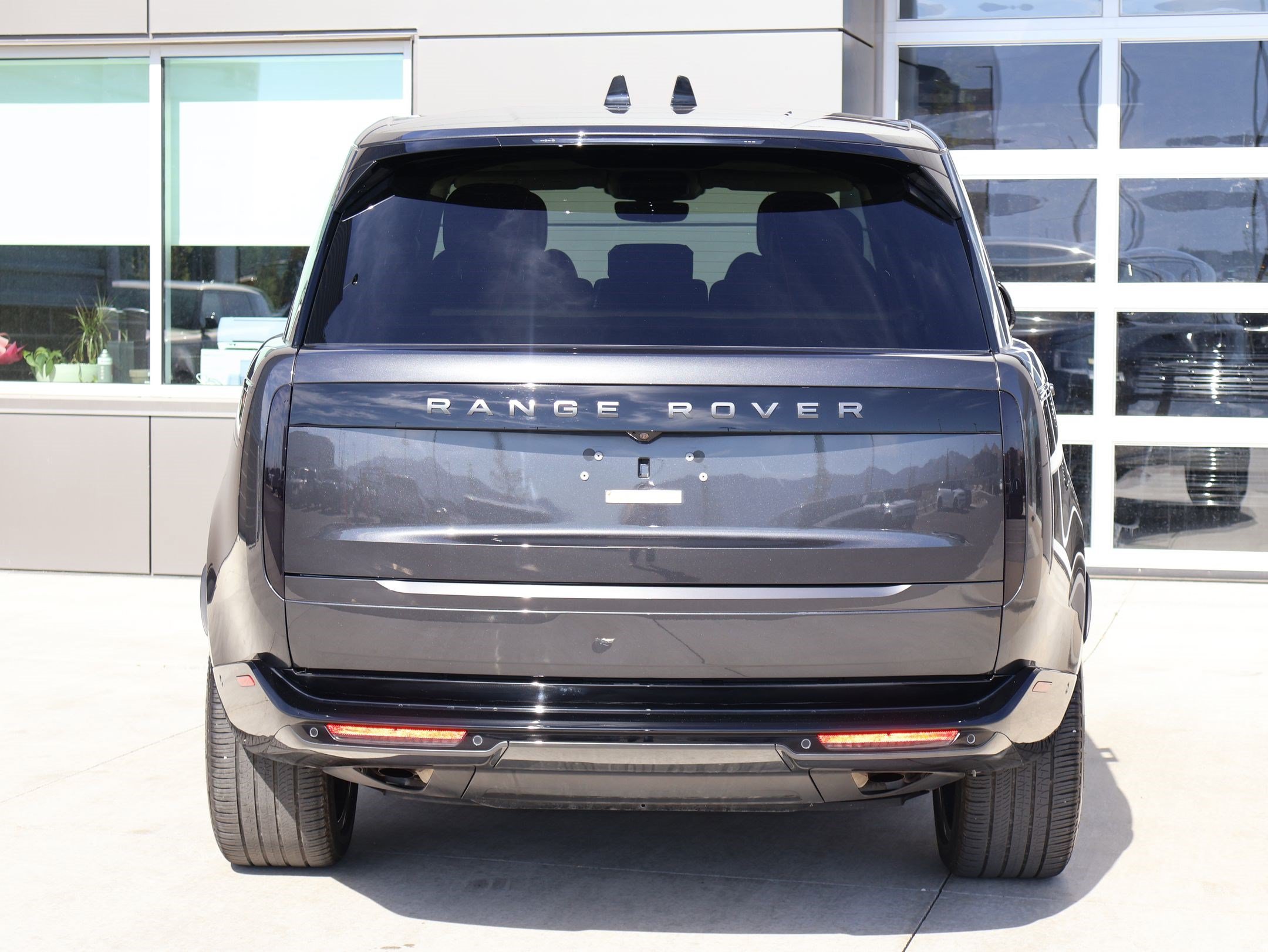 Certified 2024 Land Rover Range Rover Long Wheelbase SE AWD/4WD image 9