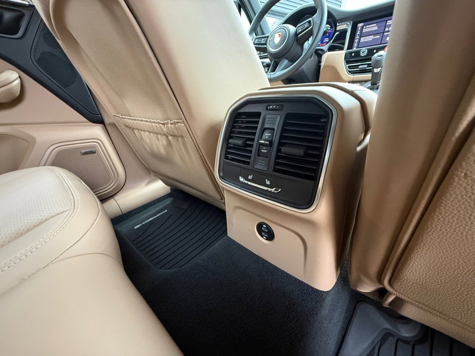 Certified 2025 Porsche Macan image 4