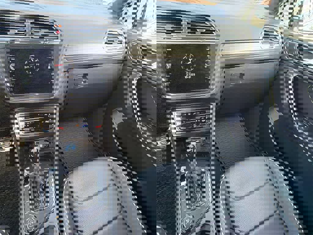 Used 2022 Volkswagen Tiguan SEL R-Line image 21