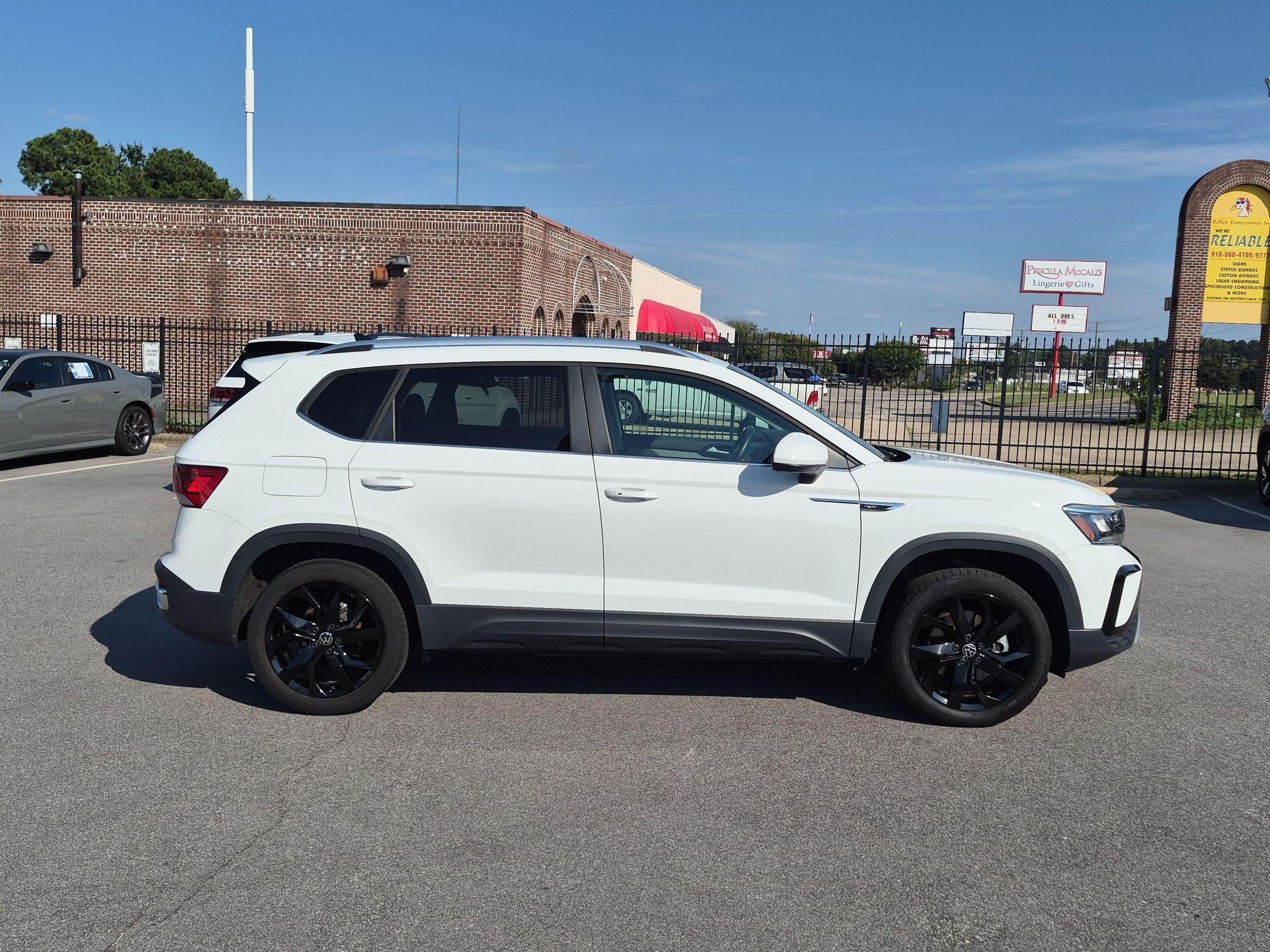 Used 2023 Volkswagen Taos SE w/ Black Wheel Package FWD image 2