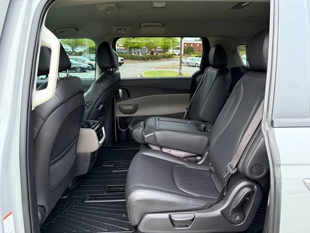 Used 2025 Kia Carnival EX FWD image 27