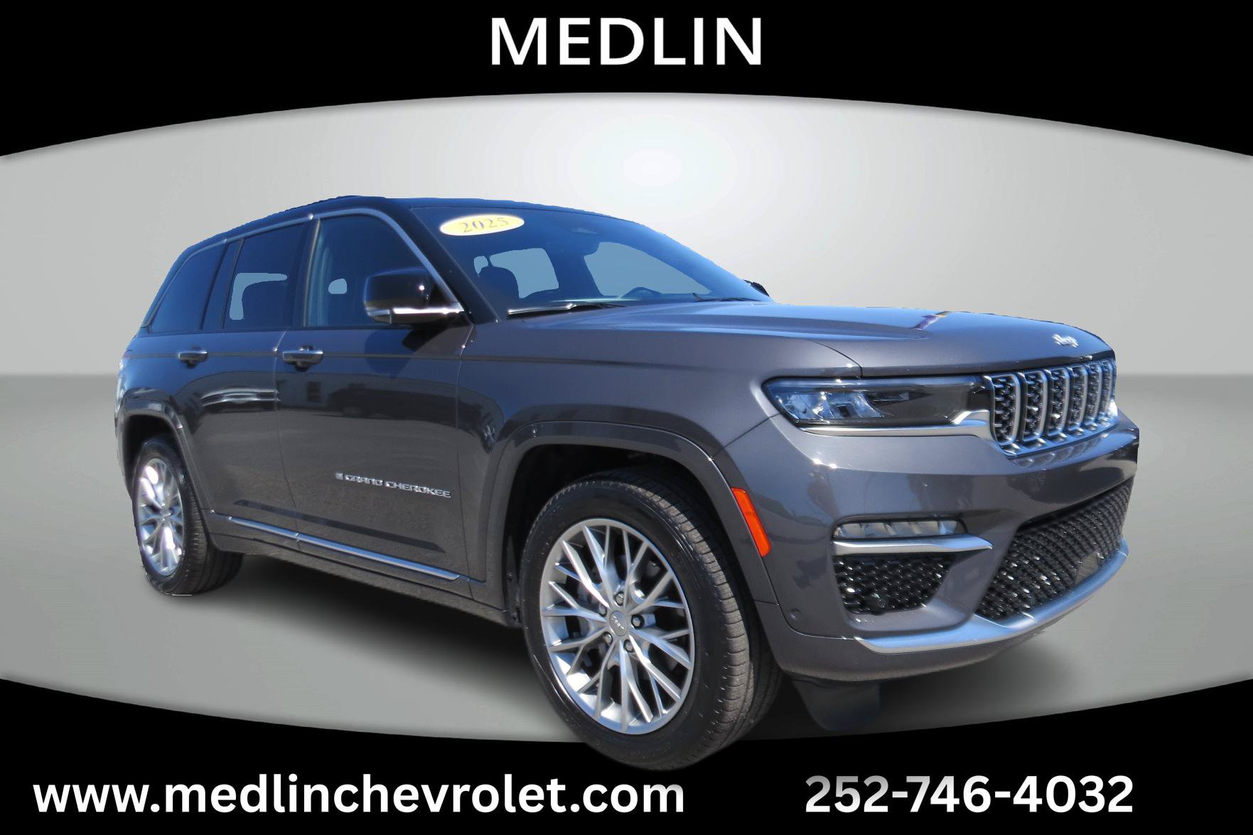 Used 2025 Jeep Grand Cherokee Summit AWD/4WD image 2