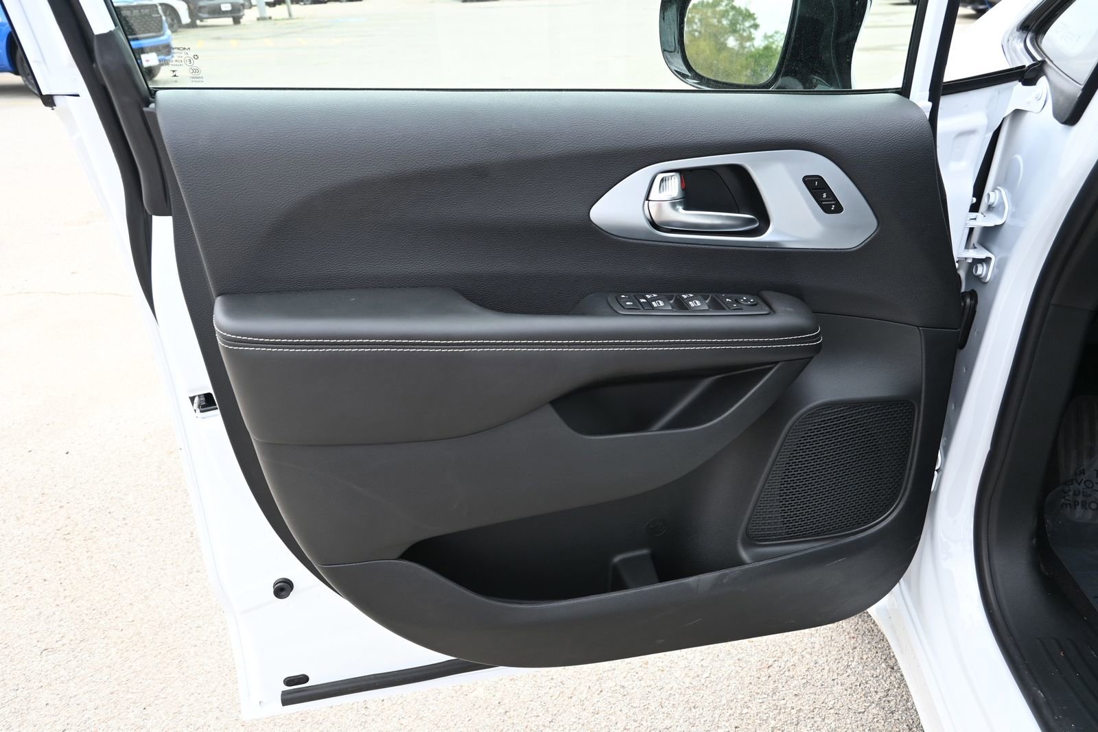 New 2026 Chrysler Pacifica Limited image 8