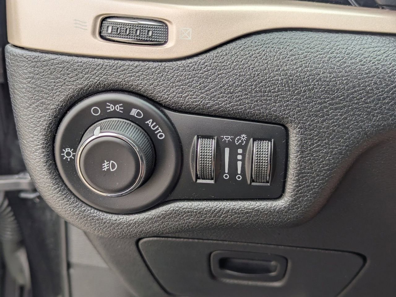 Used 2016 Jeep Cherokee Latitude FWD image 28