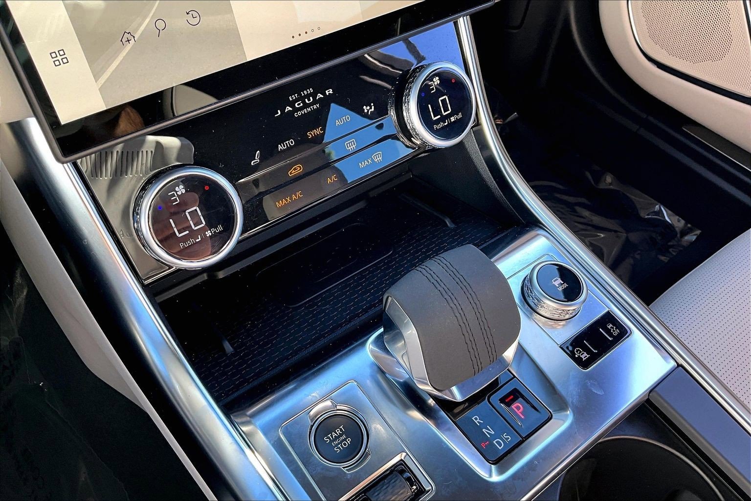 Used 2024 Jaguar XF R-Dynamic SE image 31