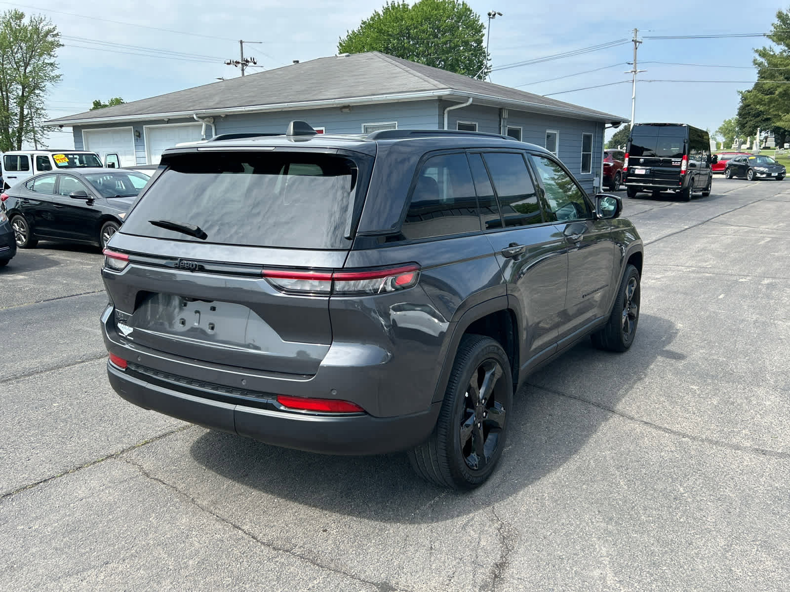 Used 2023 Jeep Grand Cherokee Altitude image 3
