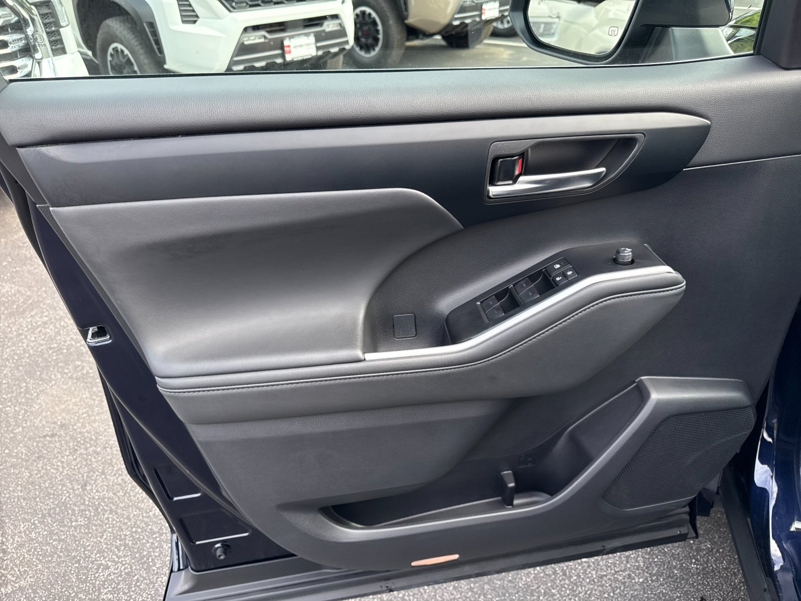 Used 2026 Toyota Highlander XLE AWD/4WD image 11