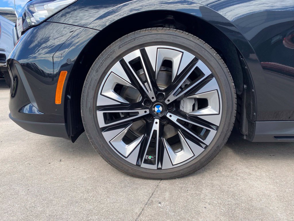 Used 2026 BMW 540i xDrive w/ Premium Package AWD/4WD image 9