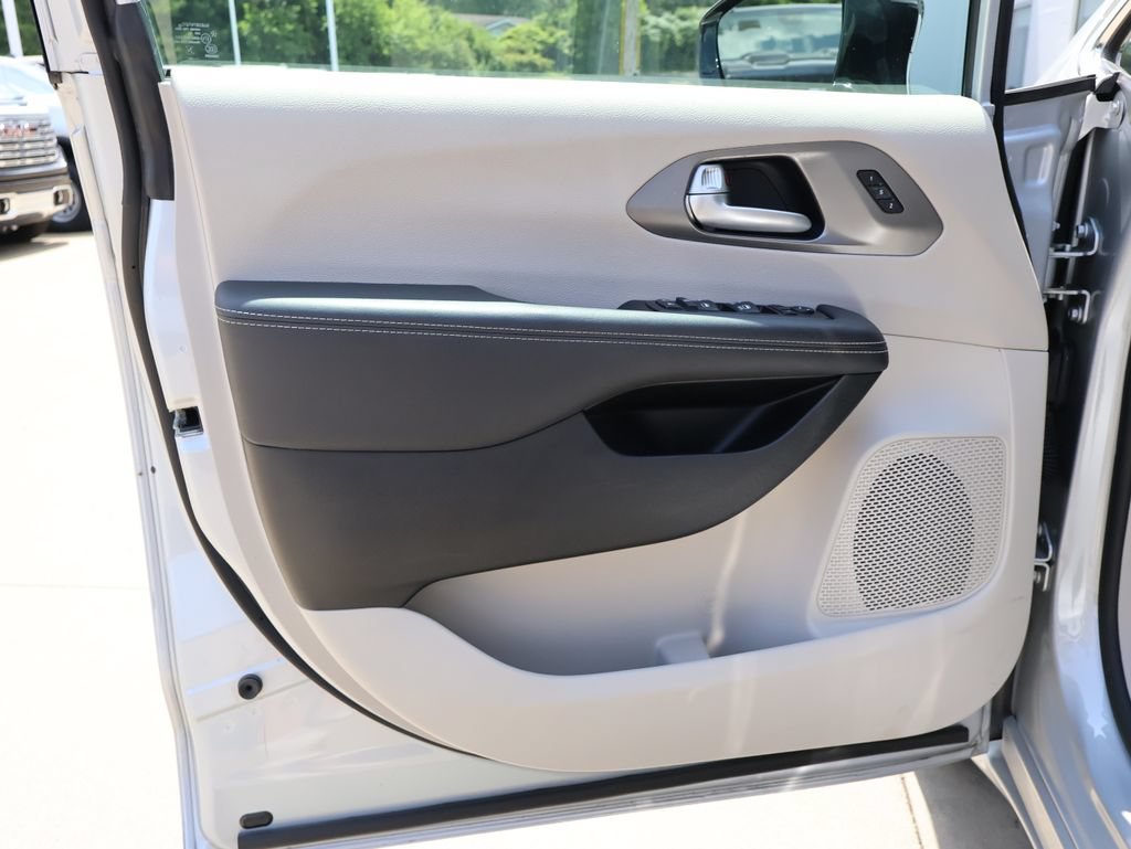 Used 2024 Chrysler Pacifica Touring-L FWD image 11