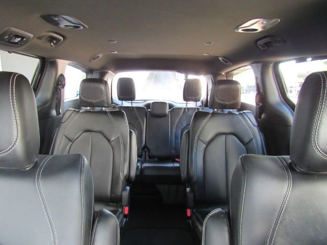 Used 2025 Chrysler Pacifica Select image 38