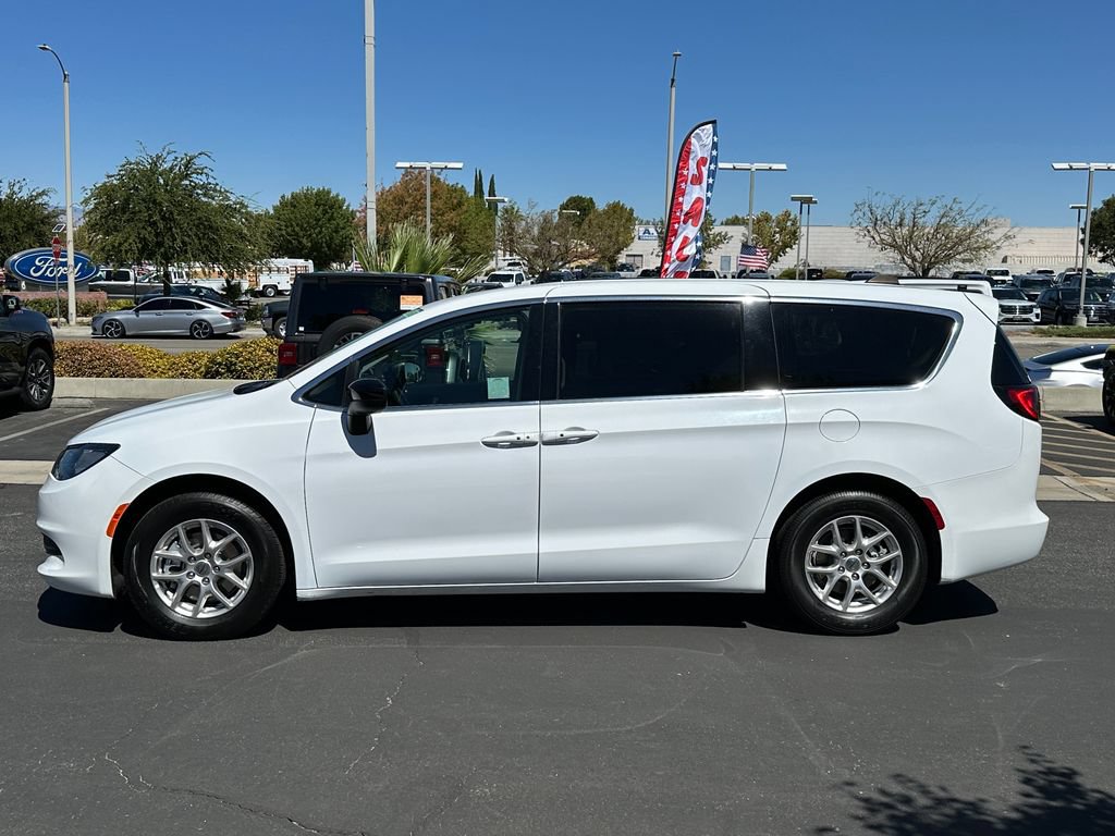 Certified 2024 Chrysler Voyager LX FWD image 3