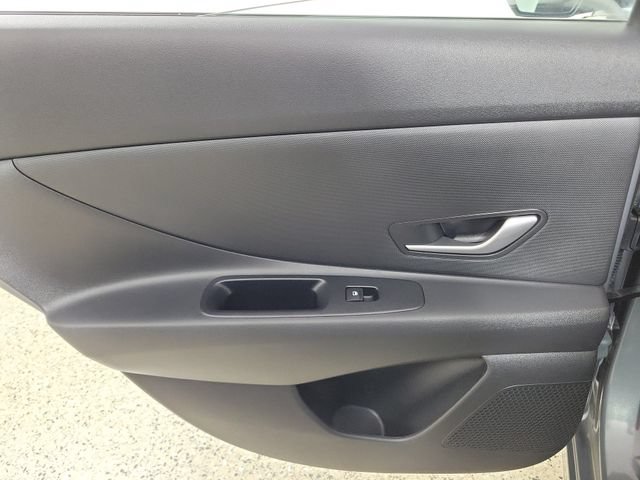 Used 2025 Hyundai Elantra SE FWD image 14