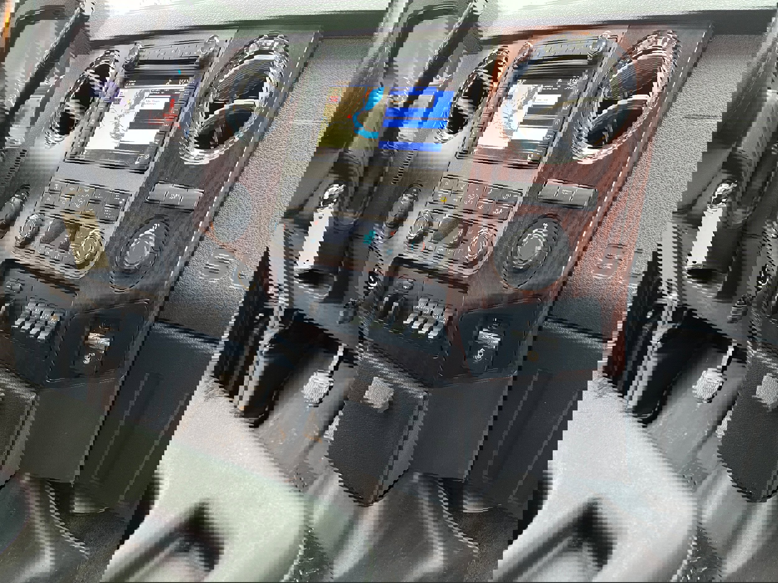 Used 2011 Ford F350 Lariat w/ Lariat Interior Pkg image 17