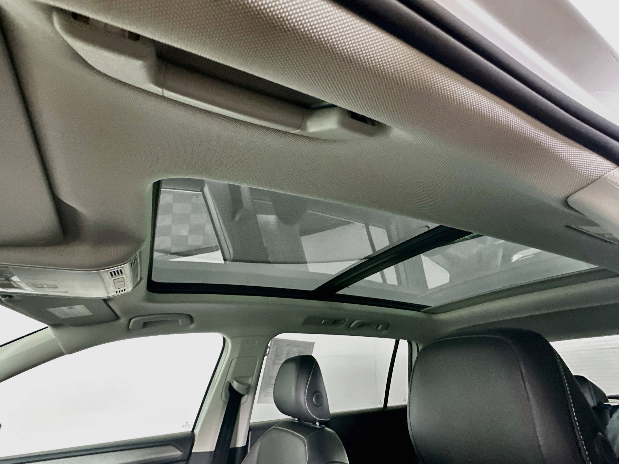 Used 2024 Volkswagen Tiguan SE w/ Panoramic Sunroof Package FWD image 25