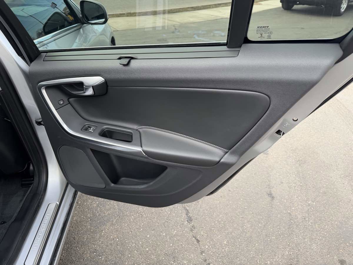 Used 2017 Volvo S60 T5 Inscription image 17