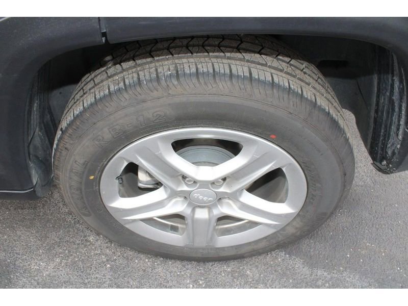 Used 2024 Jeep Compass Latitude image 9