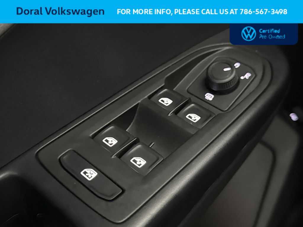 Certified 2024 Volkswagen Taos SE image 17