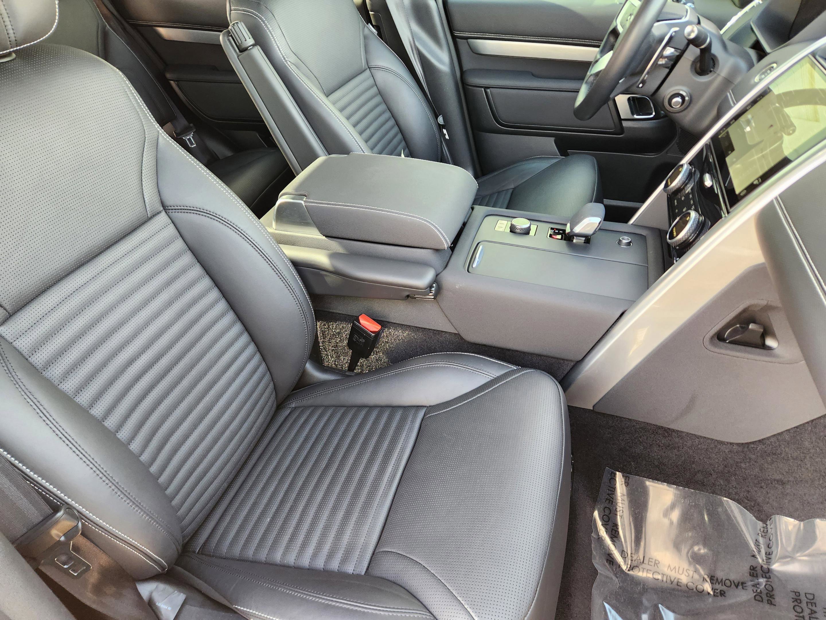 Certified 2025 Land Rover Discovery Dynamic SE image 9