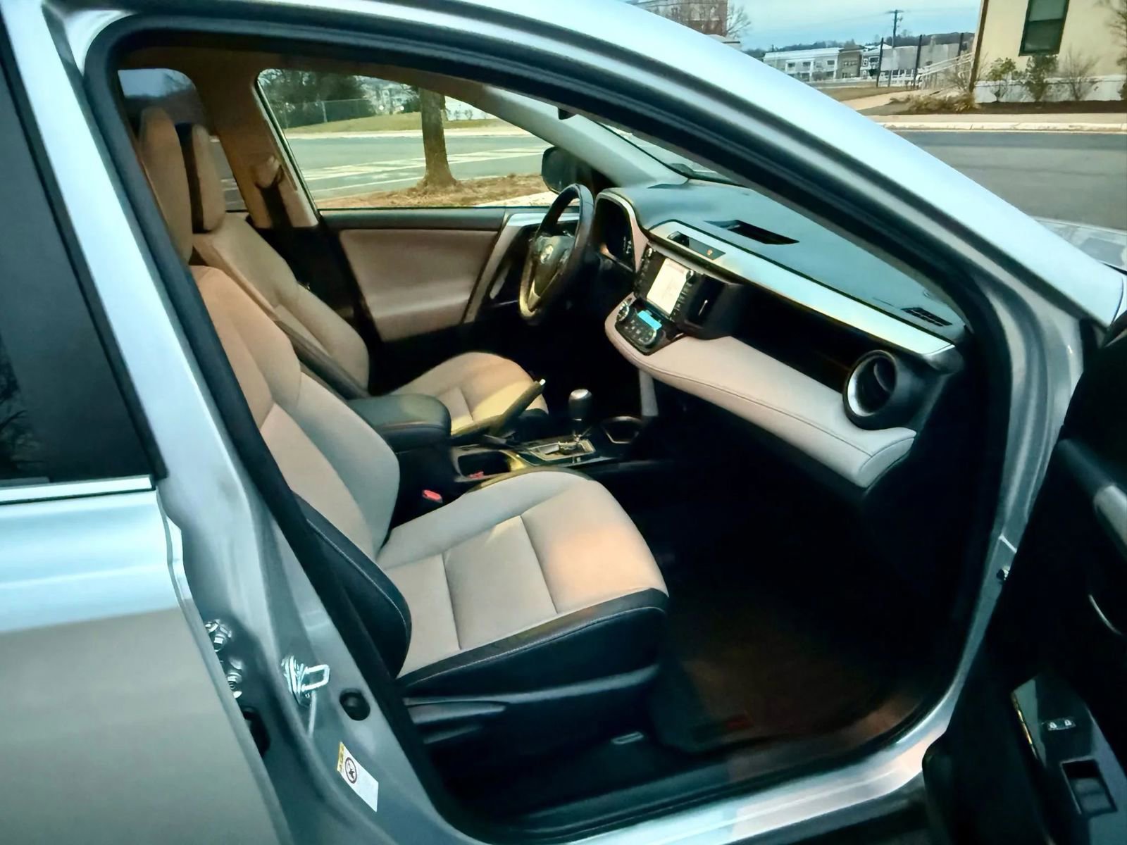 Used 2016 Toyota RAV4 Limited image 15