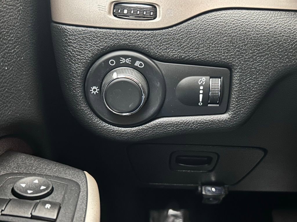 Used 2017 Jeep Cherokee Altitude image 19