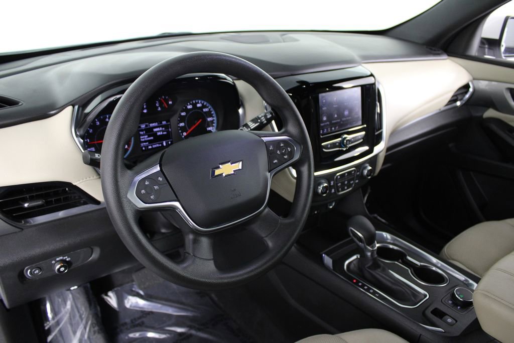 Used 2023 Chevrolet Traverse LS w/ Safety Package FWD image 4