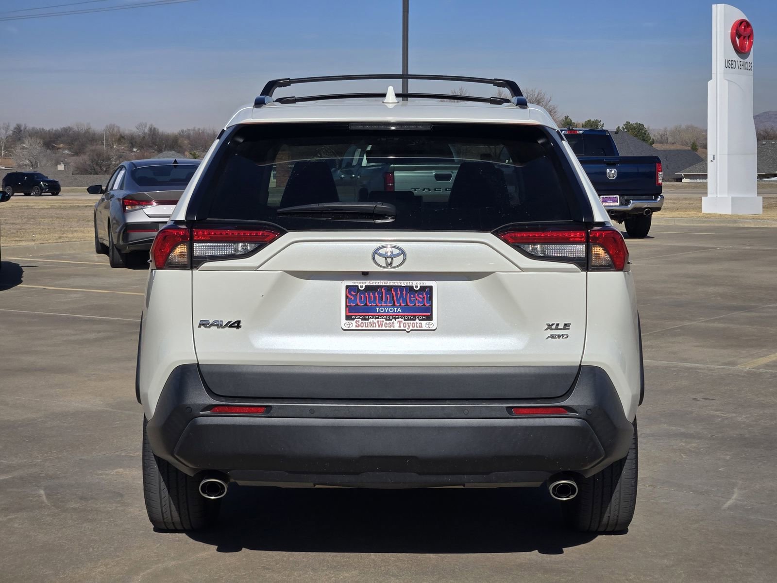 Used 2022 Toyota RAV4 XLE Premium image 8