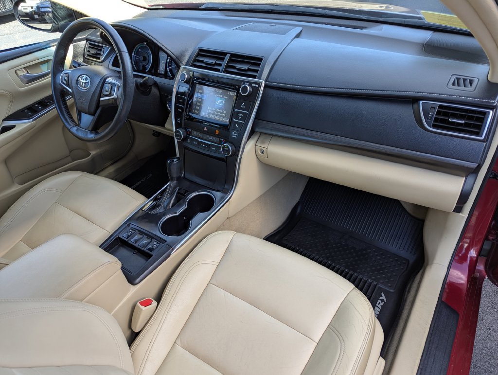 Used 2017 Toyota Camry XLE w/ Moonroof Package FWD image 34