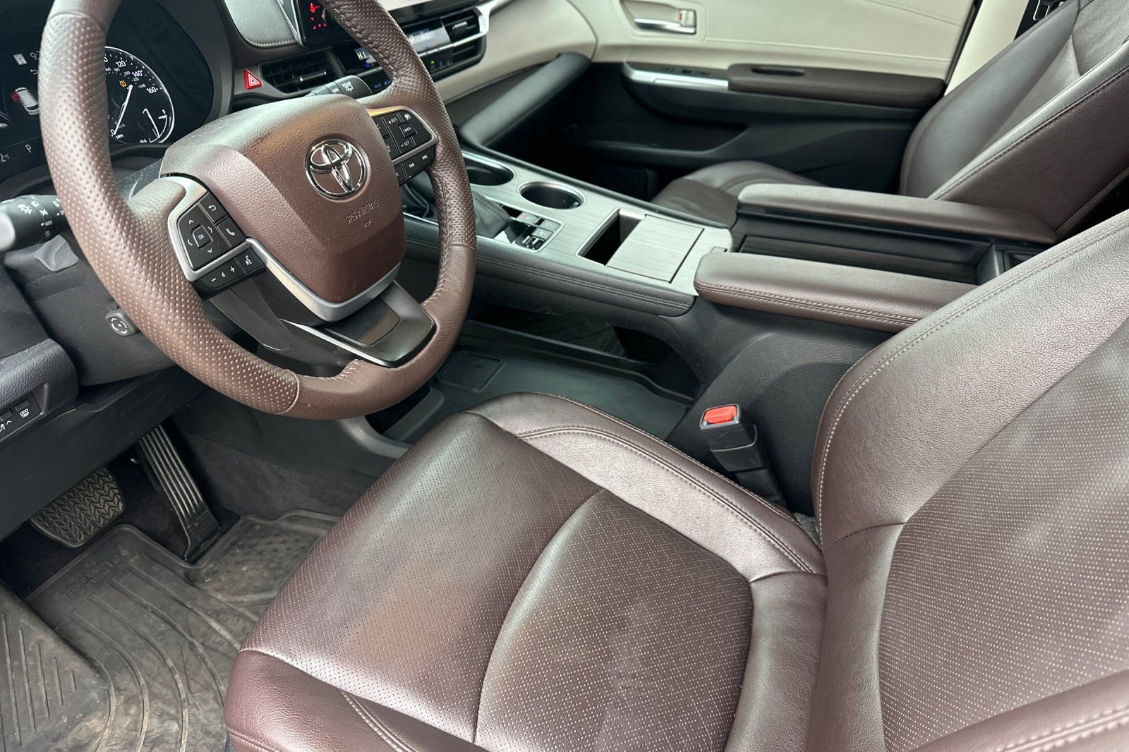 Used 2023 Toyota Sienna Platinum image 10