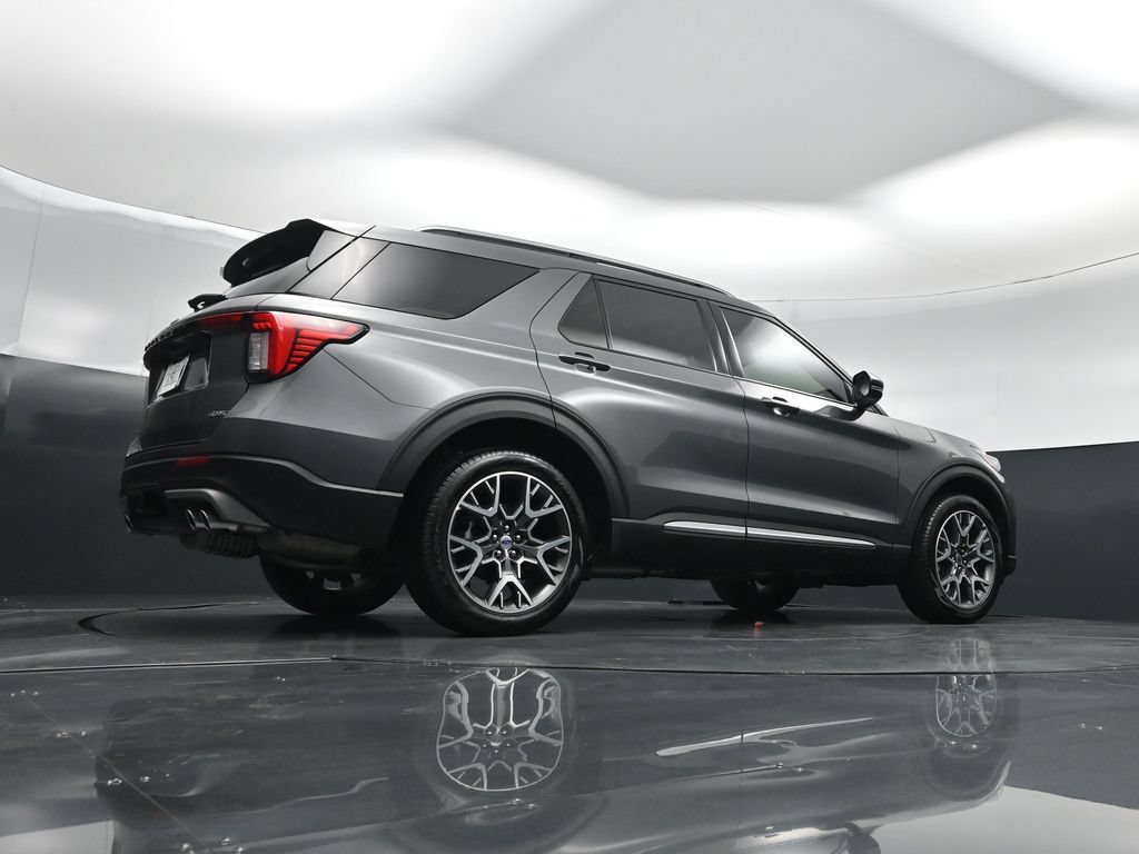 Certified 2025 Ford Explorer Platinum w/ Ultimate Package AWD/4WD image 51