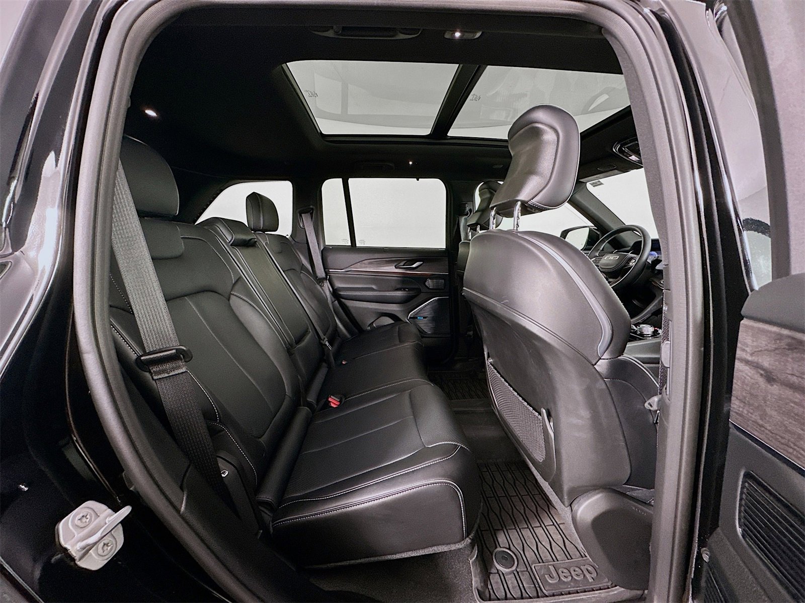 Used 2022 Jeep Grand Cherokee Overland w/ Luxury Tech Group IV image 29