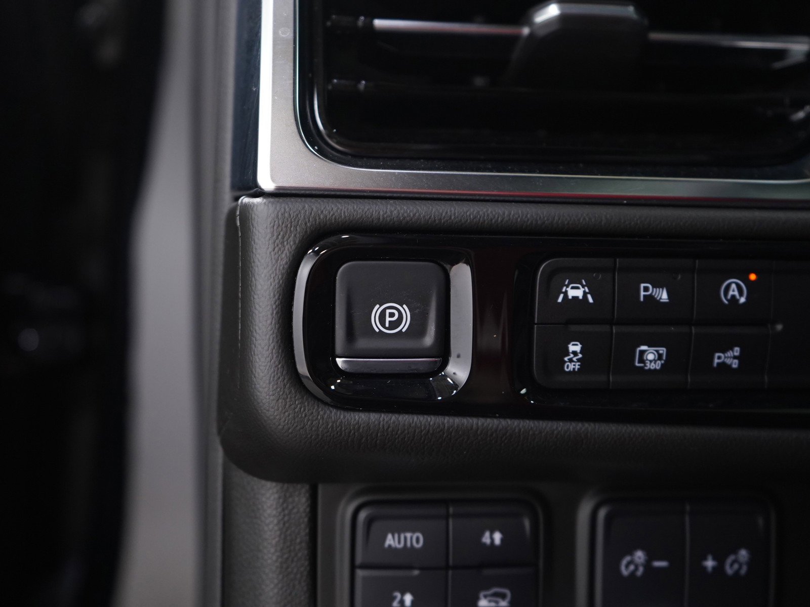 Used 2025 GMC Yukon Denali w/ Sun & Power Step Package image 31