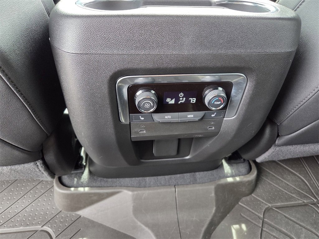 Used 2025 Chevrolet Suburban Premier image 18