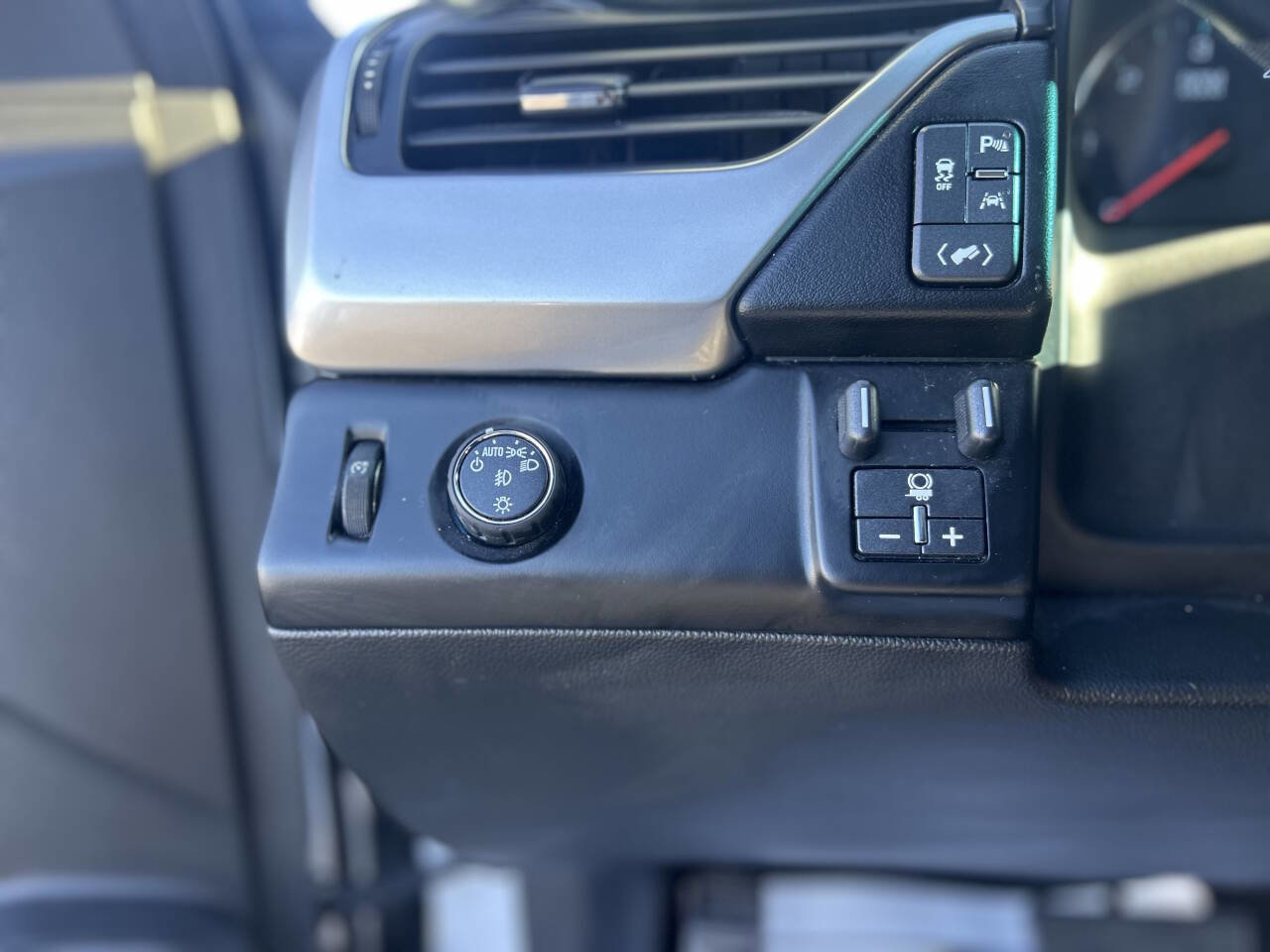 Used 2018 Chevrolet Tahoe Premier w/ RST Edition image 13