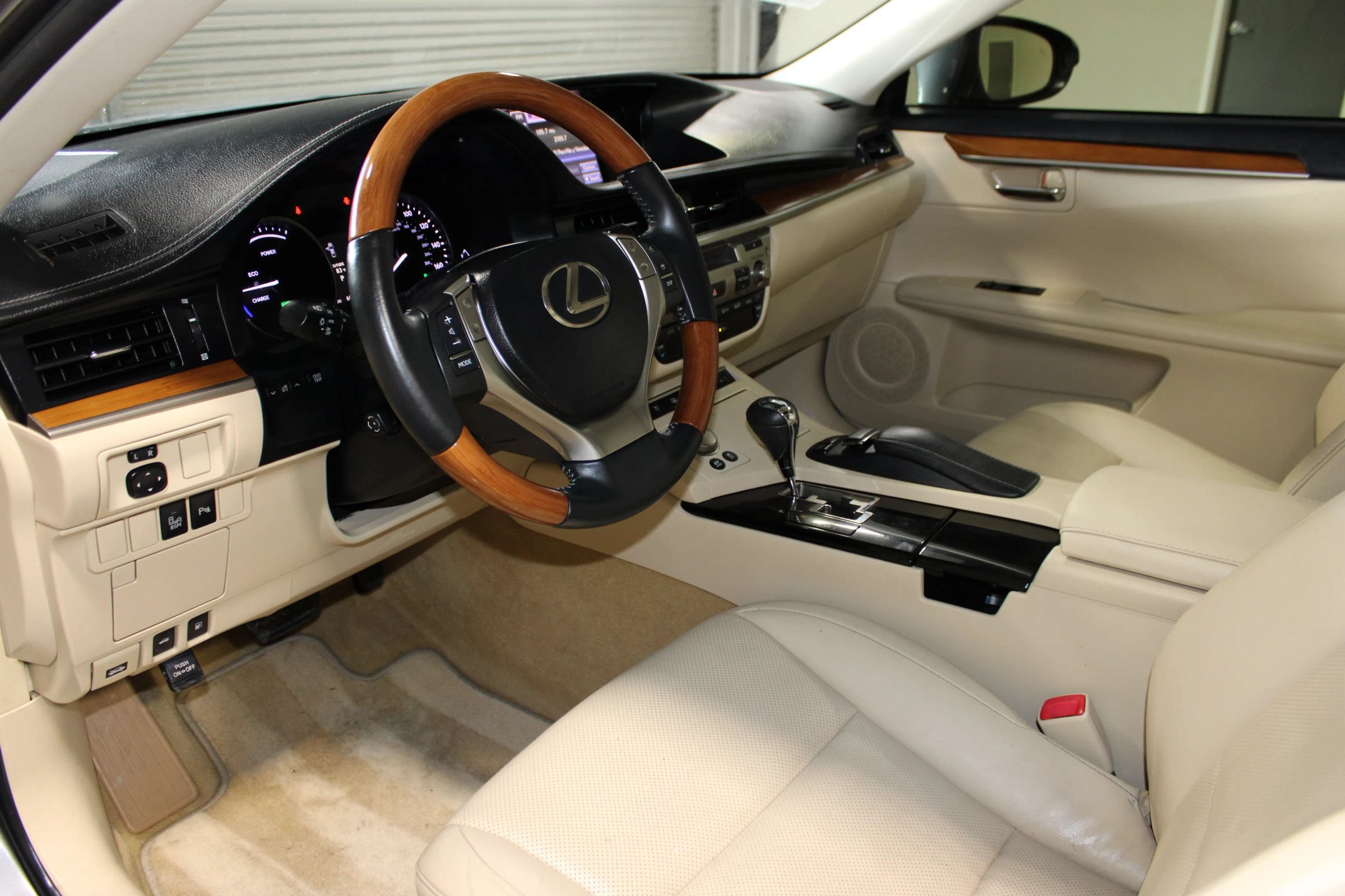Used 2013 Lexus ES 300h w/ Luxury Pkg FWD image 26