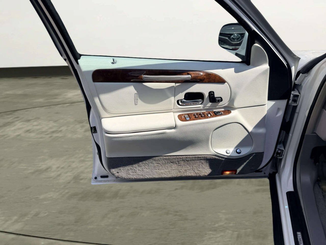 Used 2001 Lincoln Town Car Executive RWD image 14