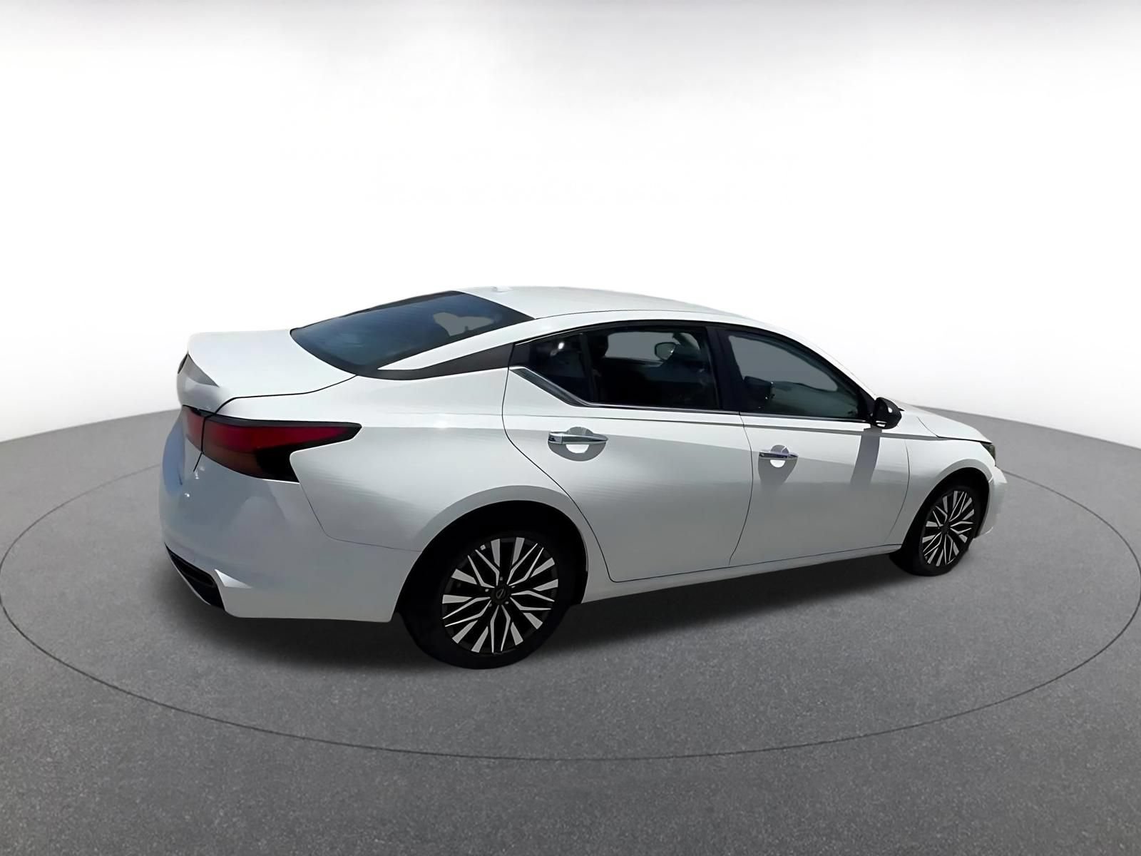 Used 2025 Nissan Altima 2.5 SV FWD image 14