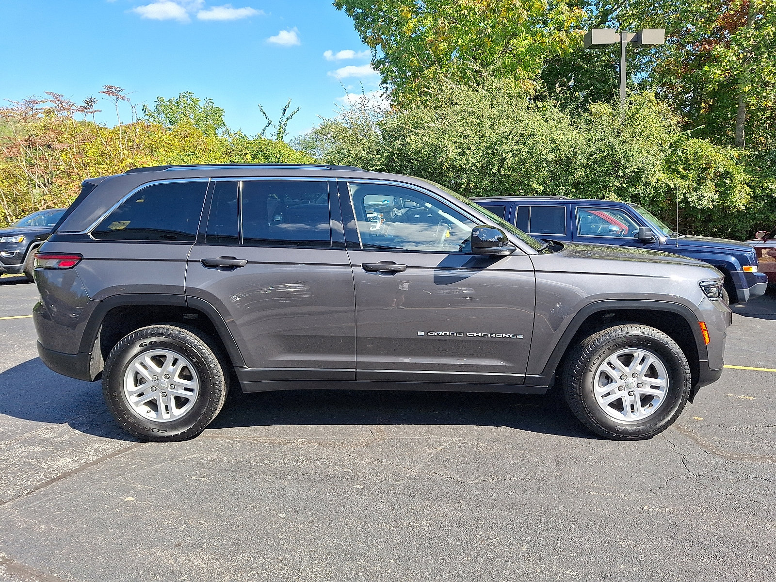 Certified 2022 Jeep Grand Cherokee Laredo w/ Luxury Tech Group I image 8