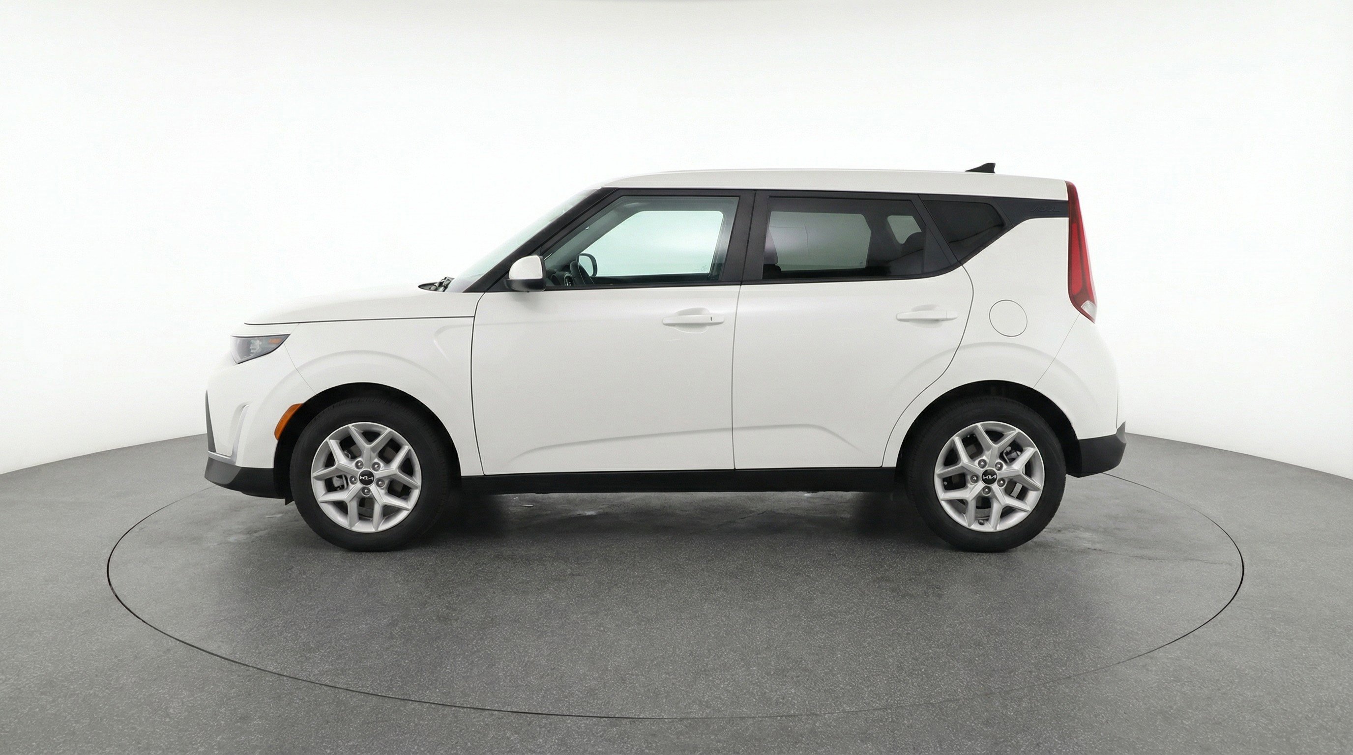 Used 2025 Kia Soul LX w/ LX Technology Package FWD image 5