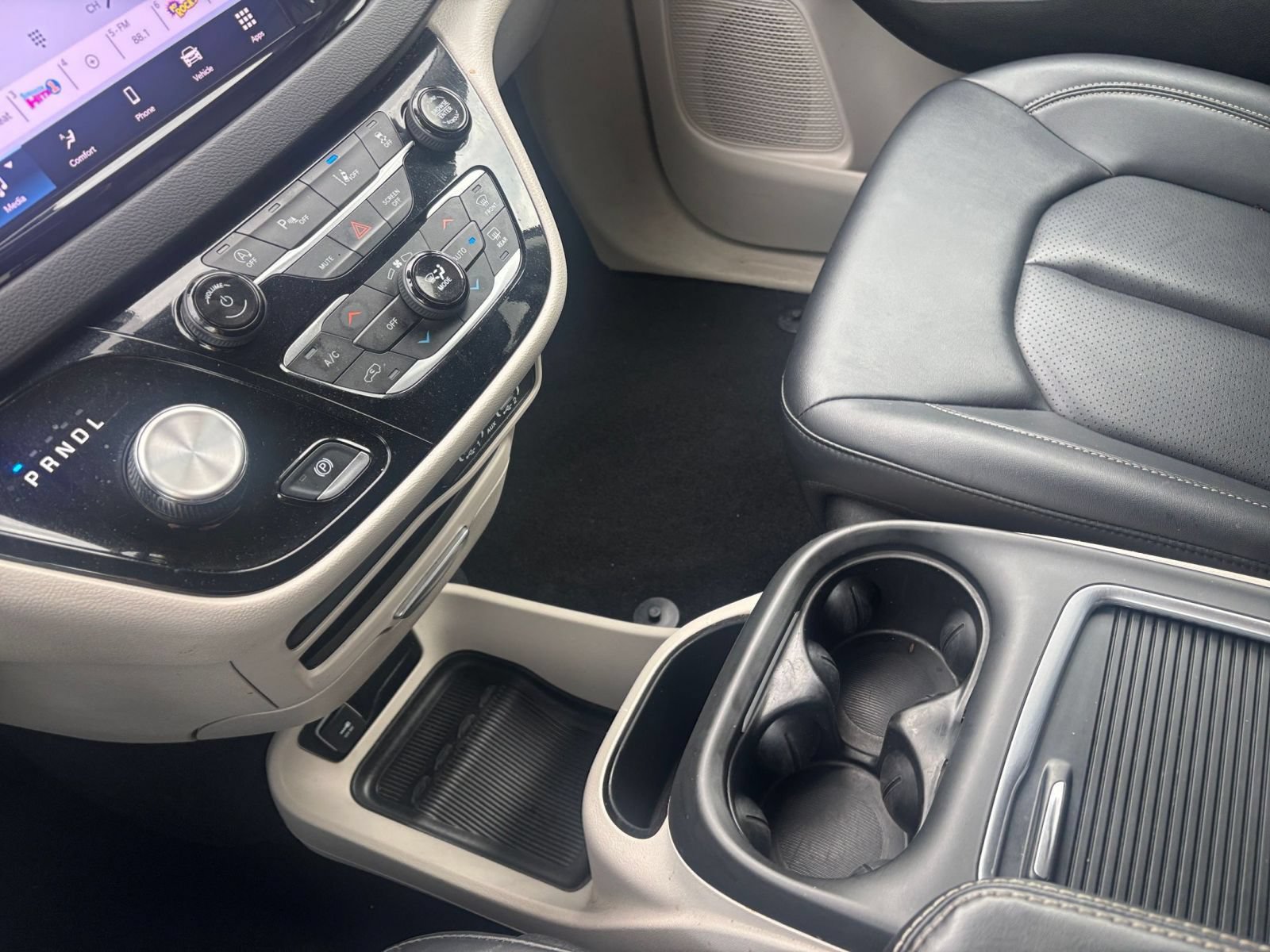 Used 2024 Chrysler Pacifica Touring-L FWD image 43