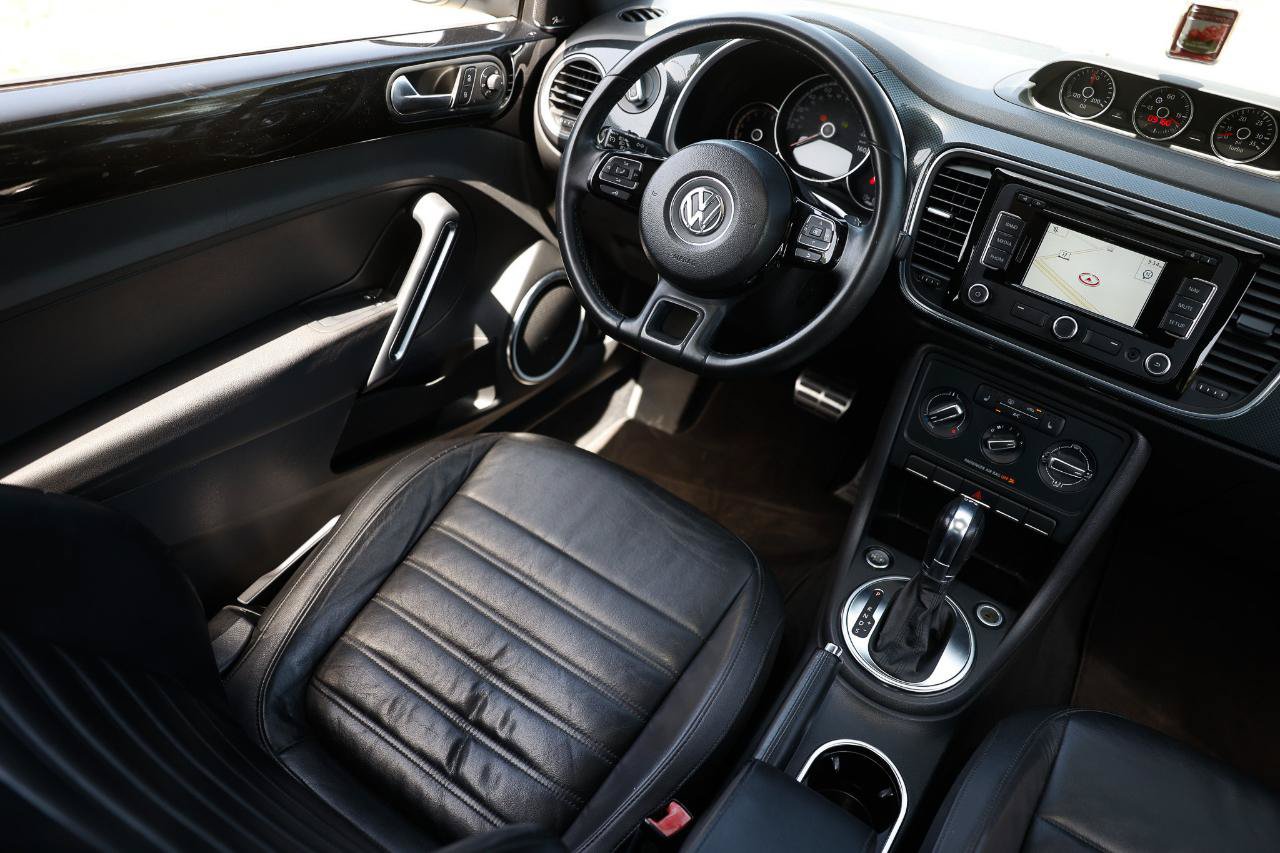 Used 2013 Volkswagen Beetle 2.0T FWD image 22