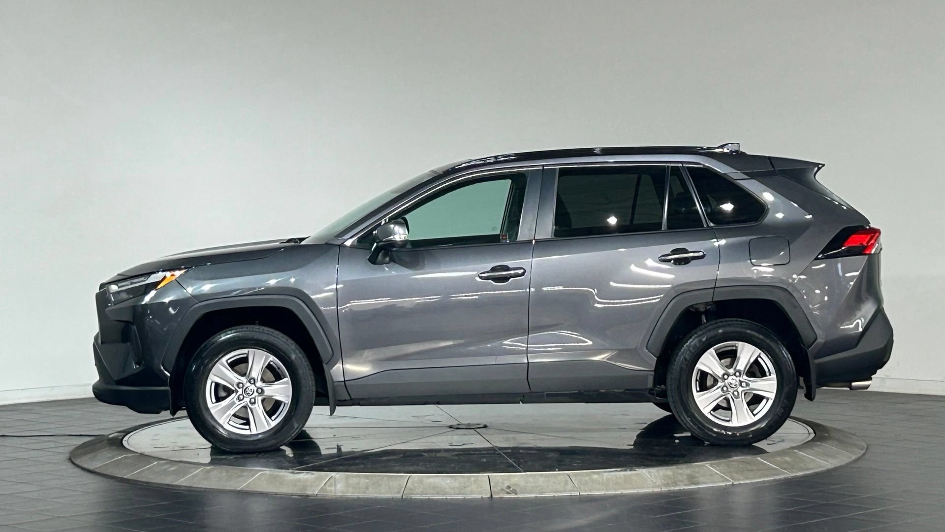 Used 2022 Toyota RAV4 XLE w/ Convenience Package AWD/4WD image 6