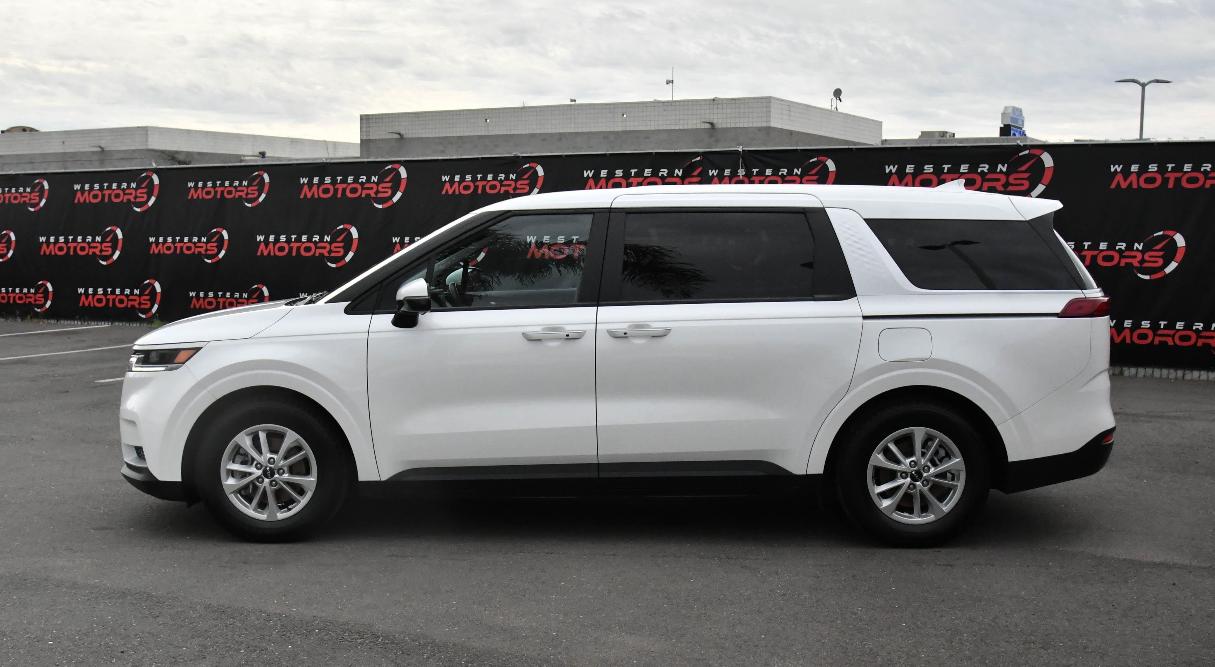 Used 2024 Kia Carnival LX image 4