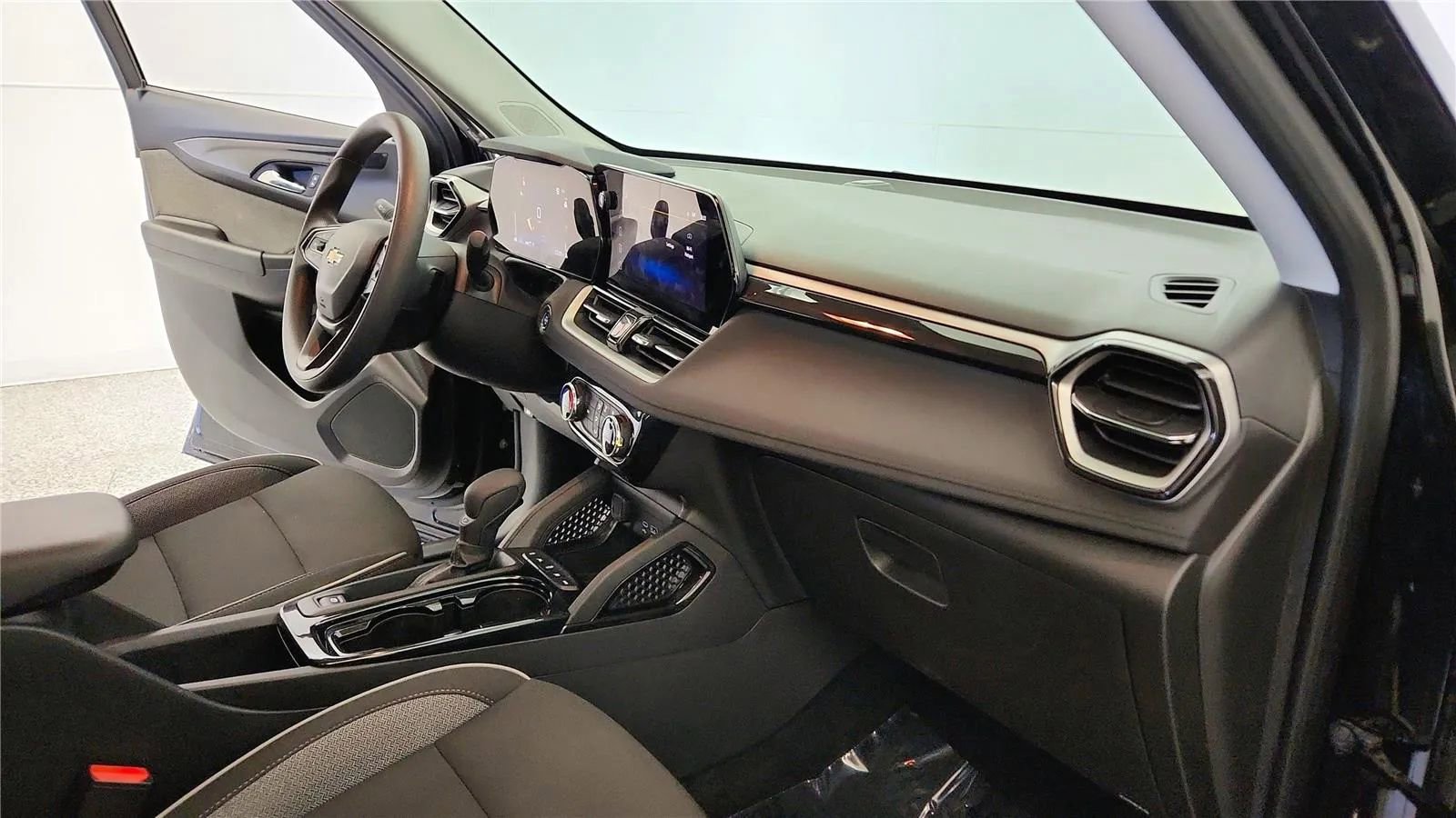 Used 2025 Chevrolet TrailBlazer LT image 35