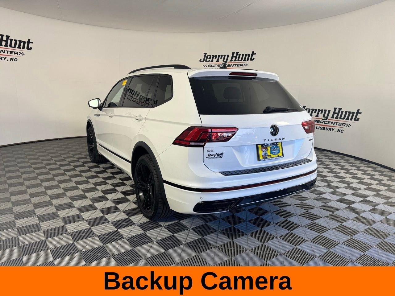 Used 2024 Volkswagen Tiguan SE R-Line image 9