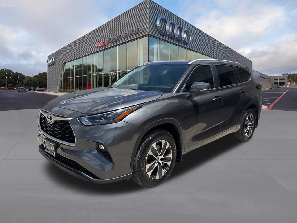 Used 2025 Toyota Highlander XLE FWD image 1