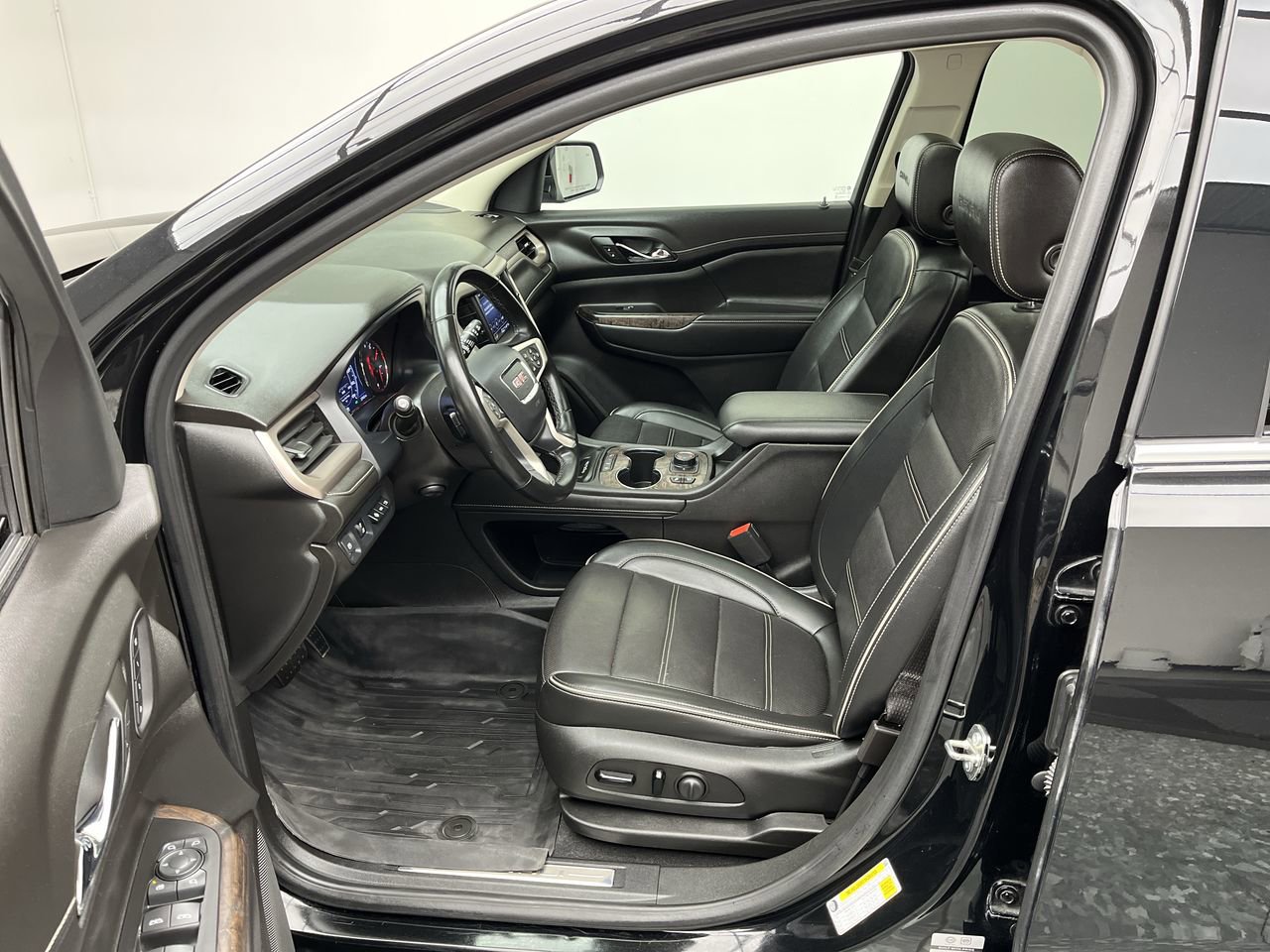 Certified 2023 GMC Acadia Denali w/ Denali Technology Package AWD/4WD image 3